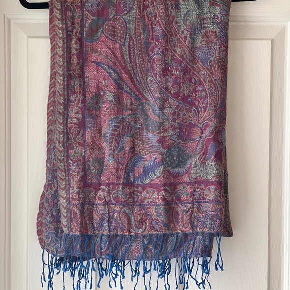Pair of Shawls/Scarves - Picture 5 of 9